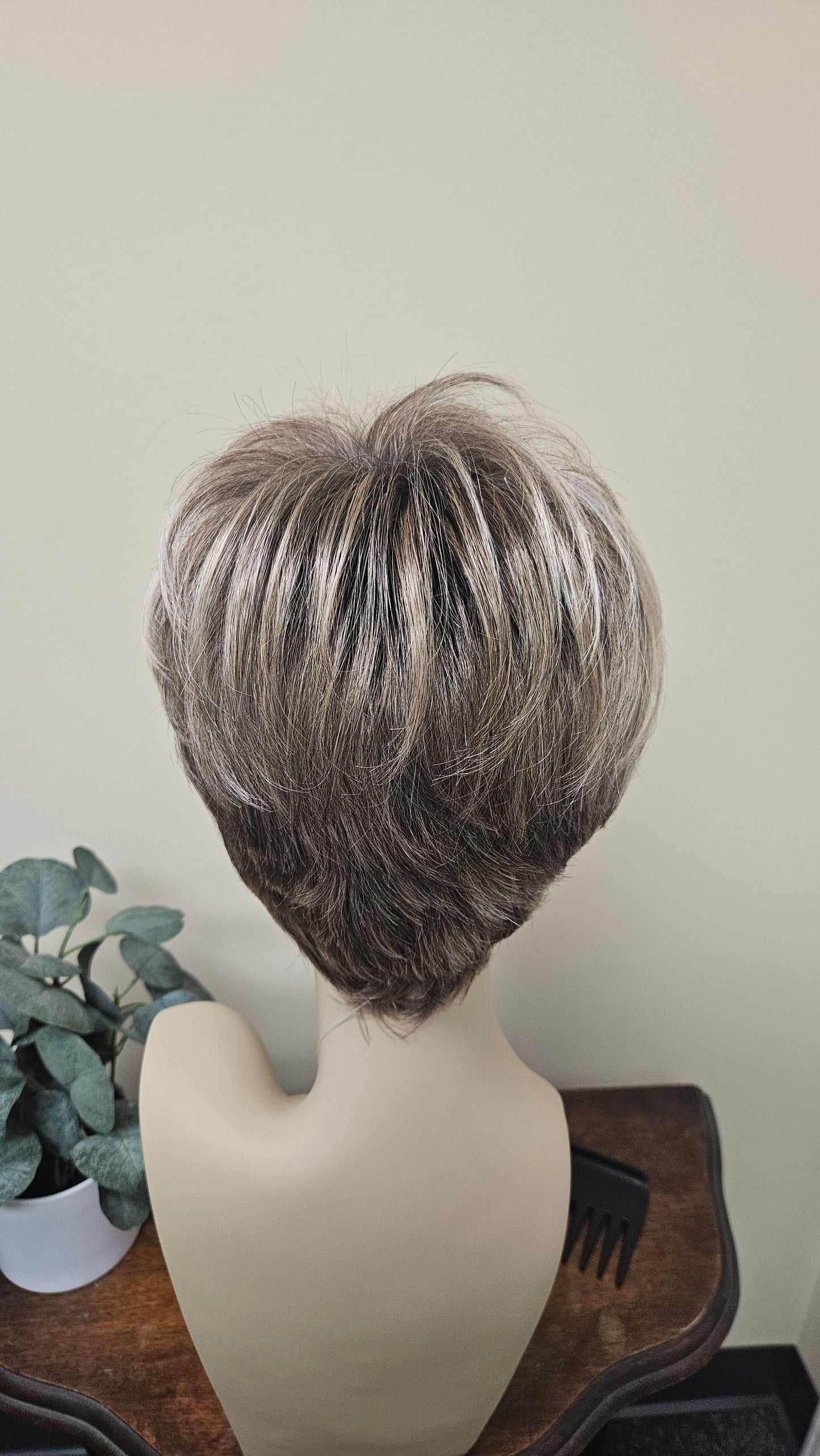 WINNER ULTRA PETITE WIG BY RAQUEL WELCH