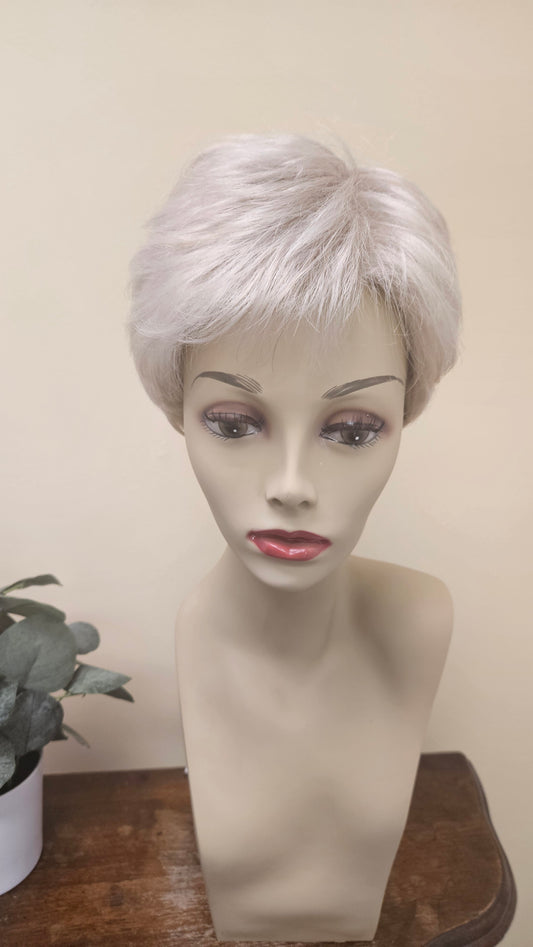 WINNER WIG BY RAQUEL WELCH